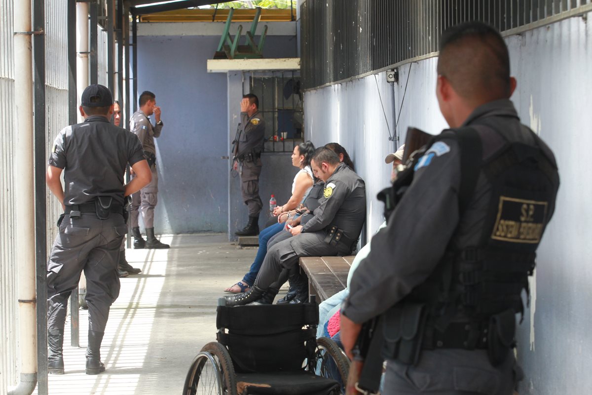 Guardias de Presidios prestan seguridad a privados a reos que permanecen en el Hospital General San Juan de Dios, en donde son atendidos de diversas dolencias. (Foto Prensa Libre: Hemeroteca)