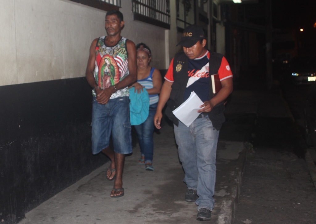 Dos de los 13 capturados son llevados al juzgado de turno en Escuintla. (Foto Prensa Libre: Melvin Sandoval)