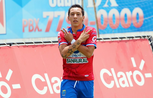 Kevin Arriola, de Xelajú MC, está cerca de llegar a un acuerdo en el futbol de Suiza. (Foto Prensa Libre: Carlos Ventura)