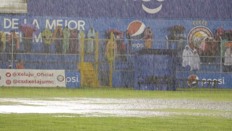 La torrencial lluvia no permitió que se disputara el partido en Quetzaltenango. (Foto Prensa Libre: Raúl Juárez)
