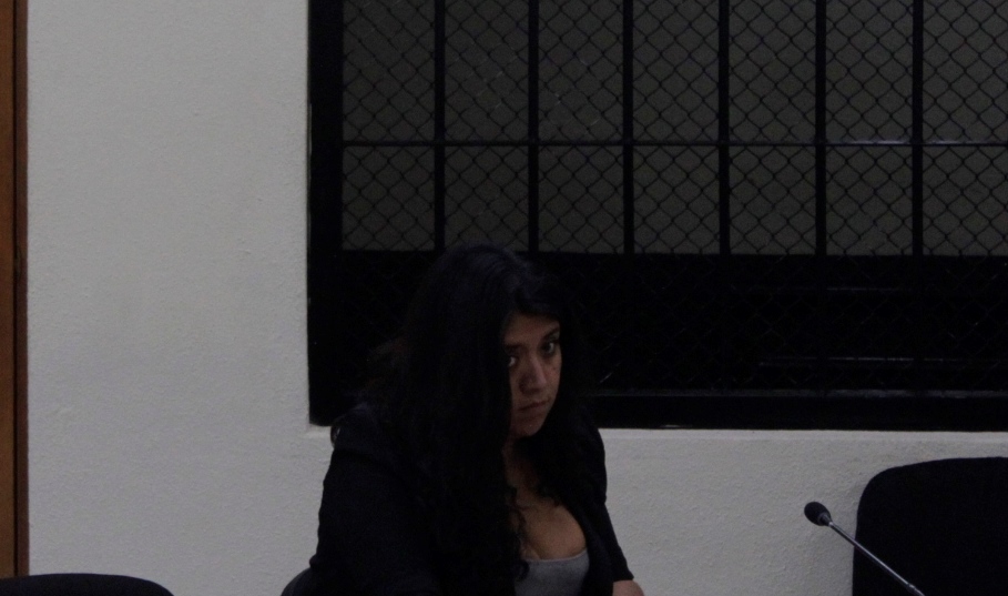 Wendy Roxana Barrios Vásquez escucha sentencia emitida por un juez en Quetzaltenango. (Foto Prensa Libre: María J. Longo)