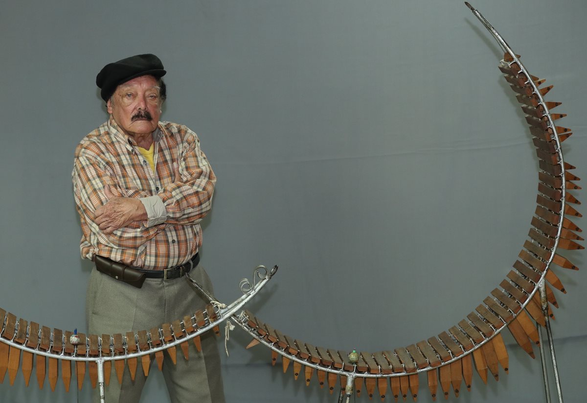 Uno de los mayores aportes del maestro ha sido la construcción y desarrollo de unos 200 Útiles Sonoros.(Foto Prensa Libre: Esbin García)