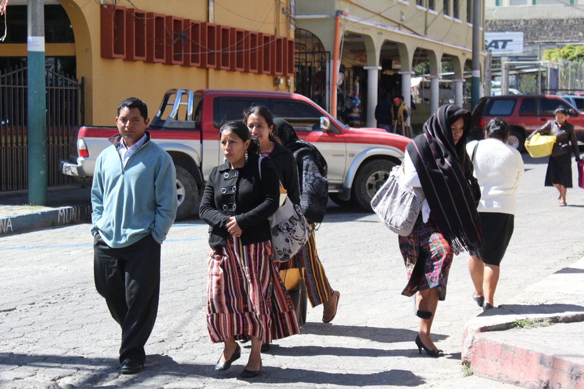 Las bajas temperaturas han causado que cientos de pobladores de Sololá contraigan enfermedades respiratorias.(Foto Prensa Libre: Ángel Julajuj)