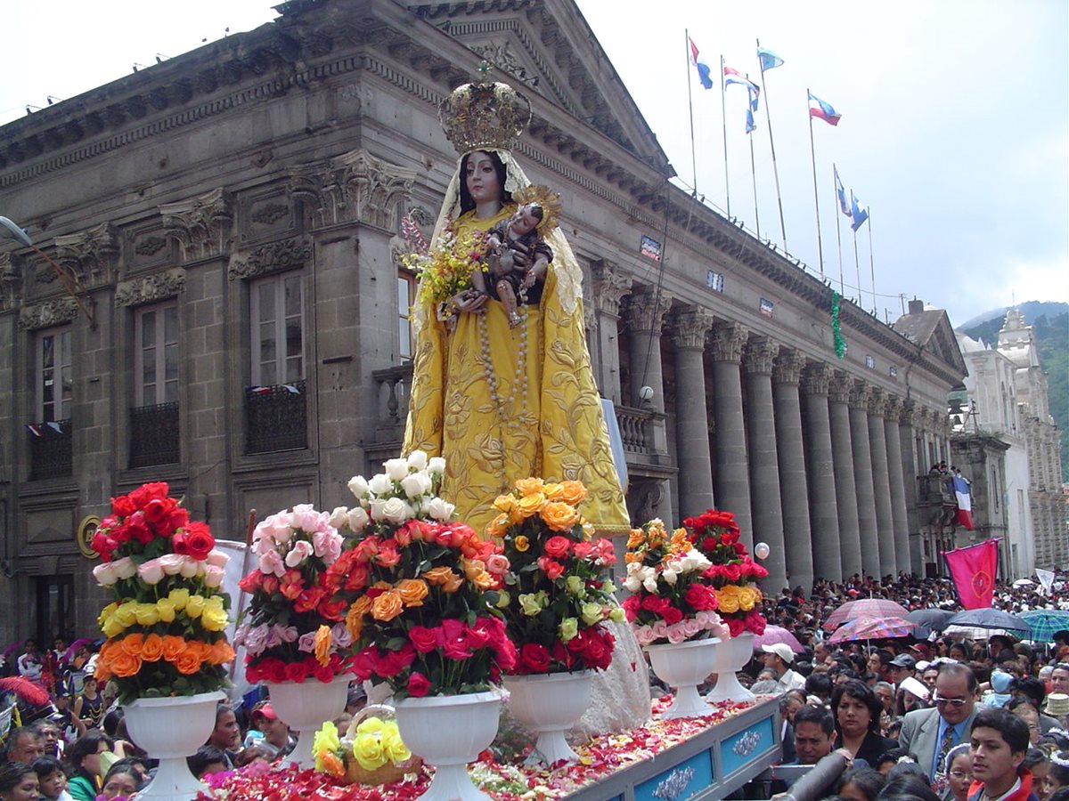 La Virgen del Rosario es trasladada al altar mayor el último viernes de septiembre de cada año. (Foto: Hemeroteca PL)