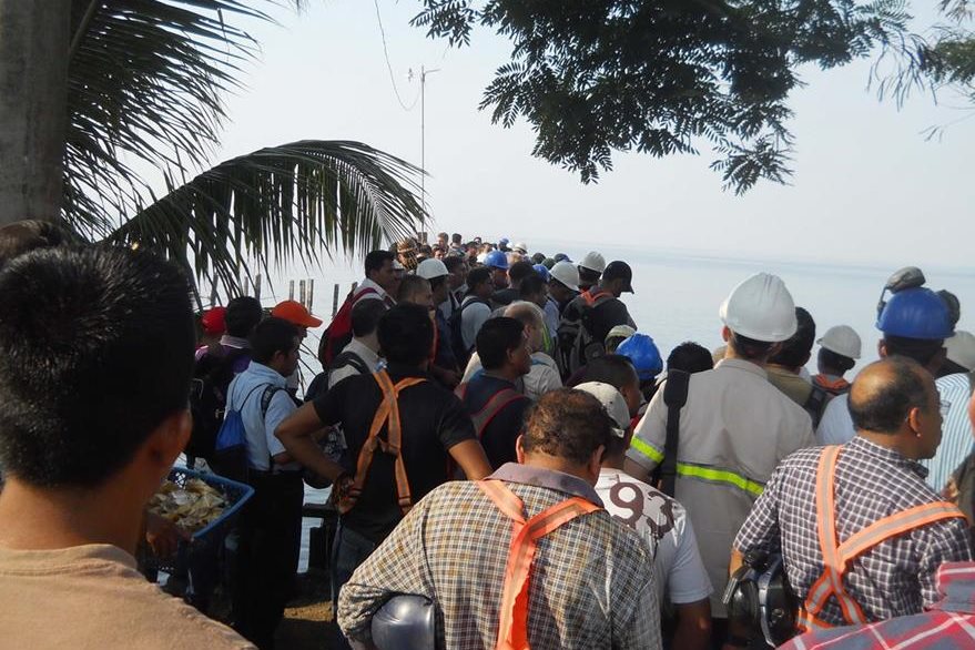 Trabajadores de la mina evacuaron las instalaciones de la mina el martes último, durante la manifestación de los inconformes. (Foto Prensa Libre)
