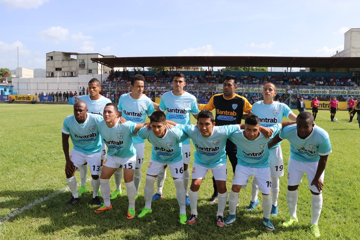 El equipo de Sanarate fue presentado ante su afición. (Foto Prensa Libre: Hugo Oliva)