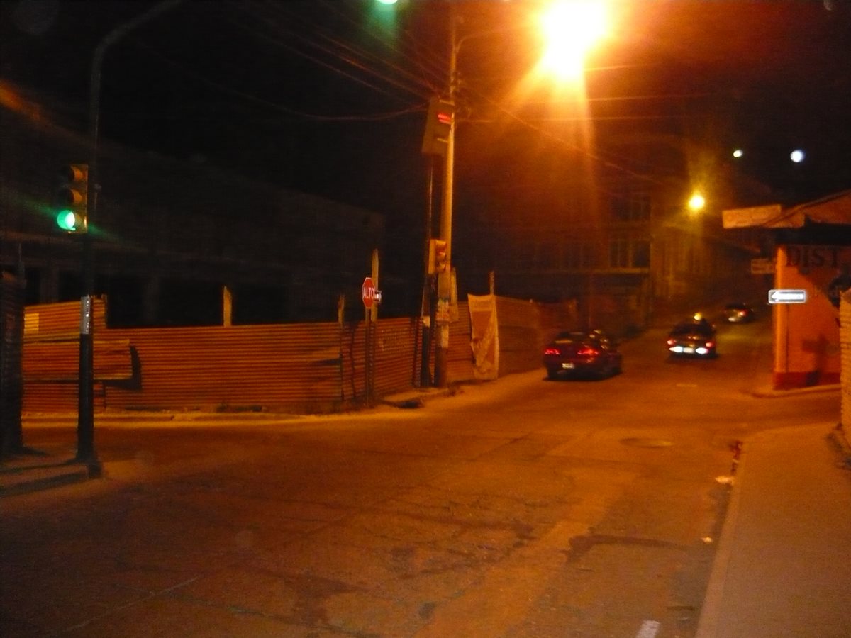 Calles de la cabecera de San Marcos lucen desoladas durante la madrugada de este lunes, cuando varios temblores fueron reportados por autoridades. (Foto Prensa Libre: Genner Guzmán)