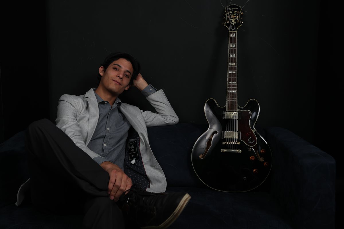 Cristobal Pinto se enfoca en la magia que puede crear con la guitarra. (Foto Prensa Libre: Keneth Cruz)