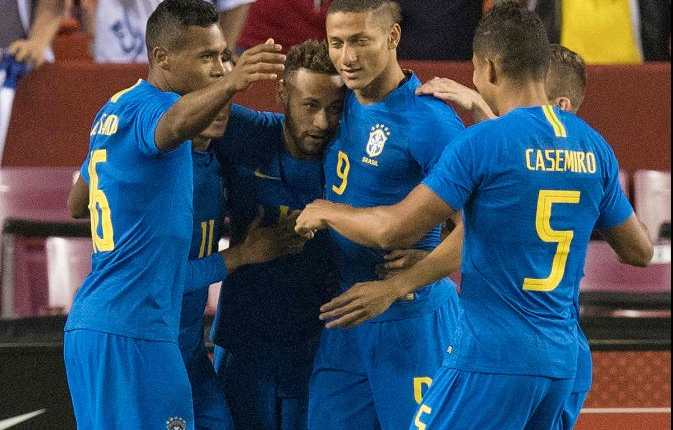 Jugadores de Brasil celebran con Neymar el primer tanto contra El Salvador. (Foto Prensa Libre: AFP).