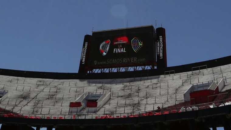 El estadio Monumental tendrá que esperar al albergar la final de la Copa Libertadores. (Foto Prensa Libre: AFP).