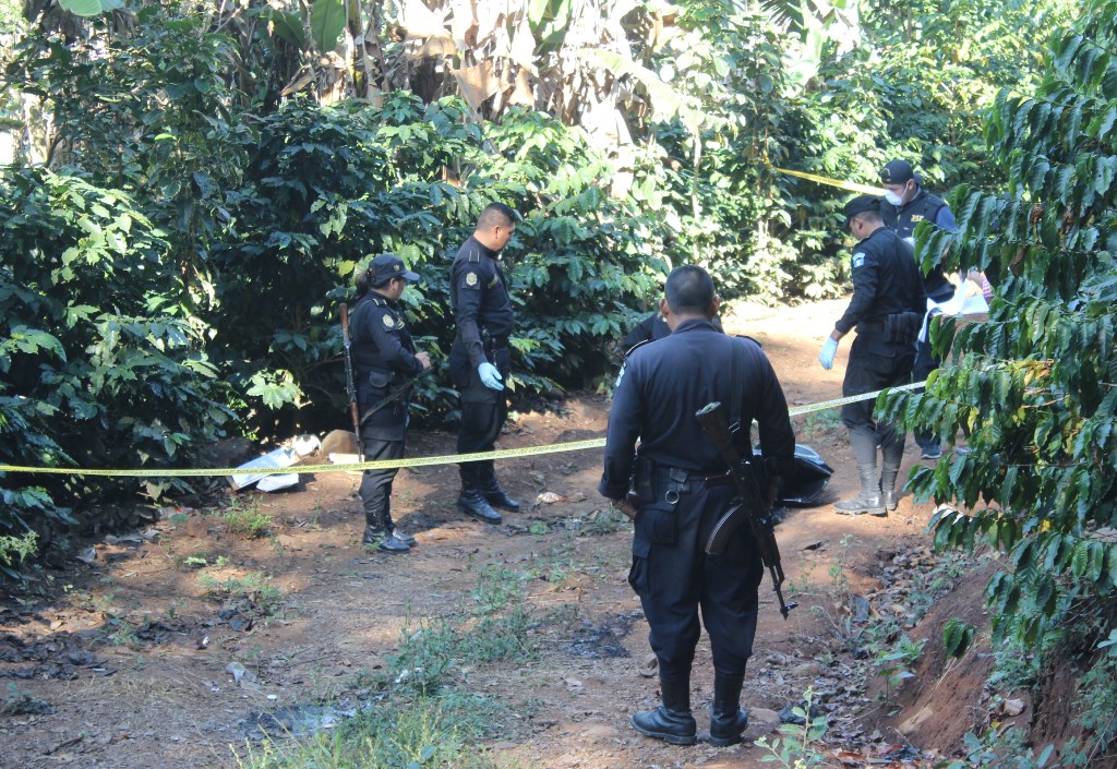 Autoridades circulan el lugar donde fue encontrado el cadáver de un hombre en San José Acatempa, Jutiapa. (Foto Prensa Libre: Óscar González).