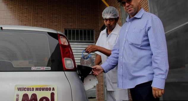 Luiz Jordans llena su tanque de etanol de miel desde el 2015. (Foto Prensa Libre: BBC Brasil)