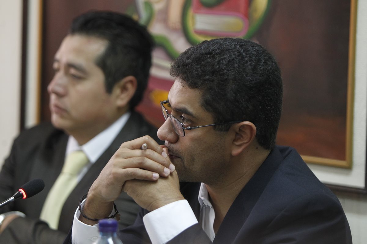Óscar Armando García Muñoz escucha a la jueza Silvia de León, quien lo ligó a proceso por asociación ilícita y cohecho pasivo en forma continuada. (Foto Prensa Libre: Paulo Raquec)