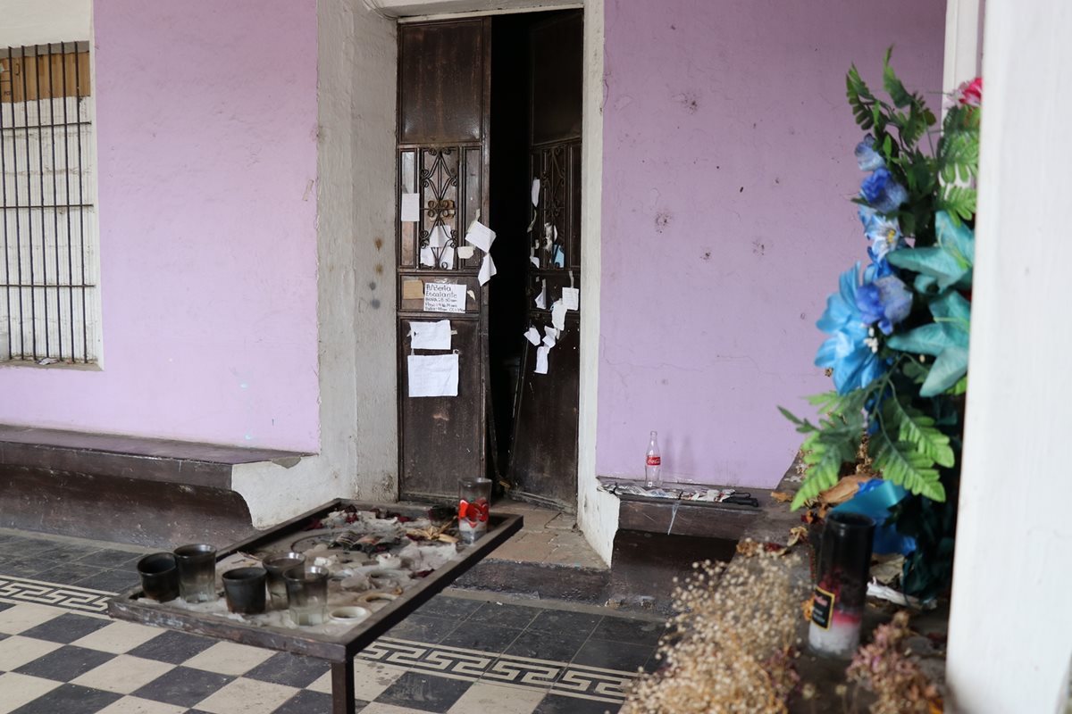 La puerta de la capilla del cementerio fue violentada por desconocidos. (Foto Prensa Libre: Mario Morales)
