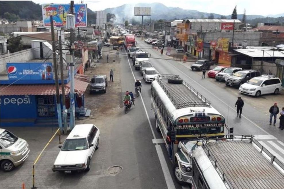 En días normales, por la ruta de Chimaltenango circulan más de 150 mil automotores, pero en días festivos esa suma puede llegar a los 200 mil. (Foto Hemeroteca PL)