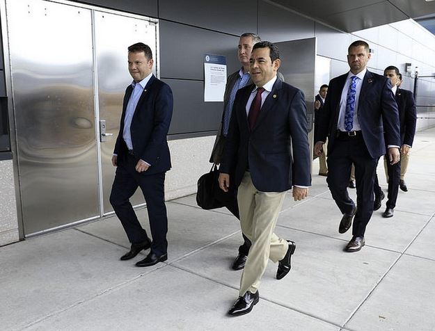 El presidente Jimmy Morales llega a Washington para participar en una reunión con autoridades de EE. UU. (Foto Prensa Libre: SCSP).