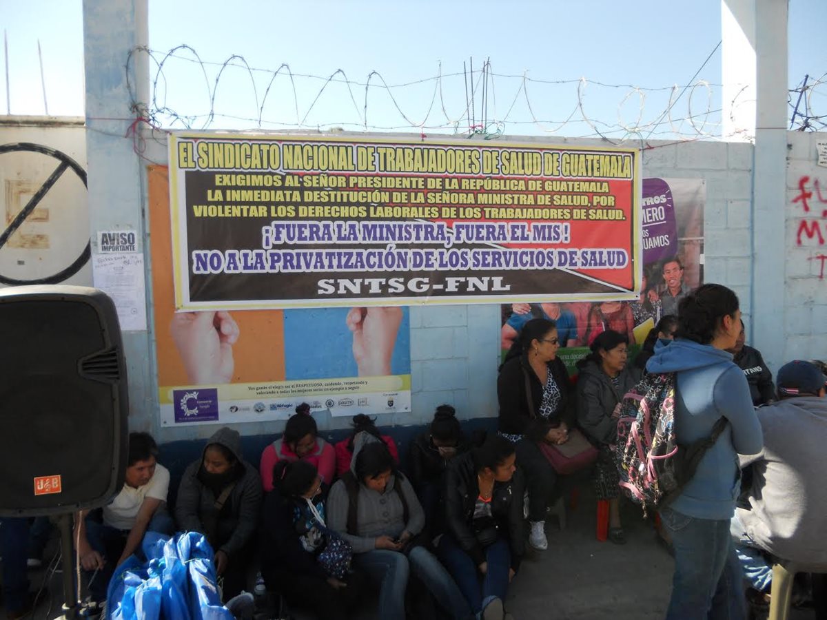 instalaciones del Área de Salud de Quiché permanecen tomadas por trabajadores. (Foto Prensa Libre: Héctor Cordero)