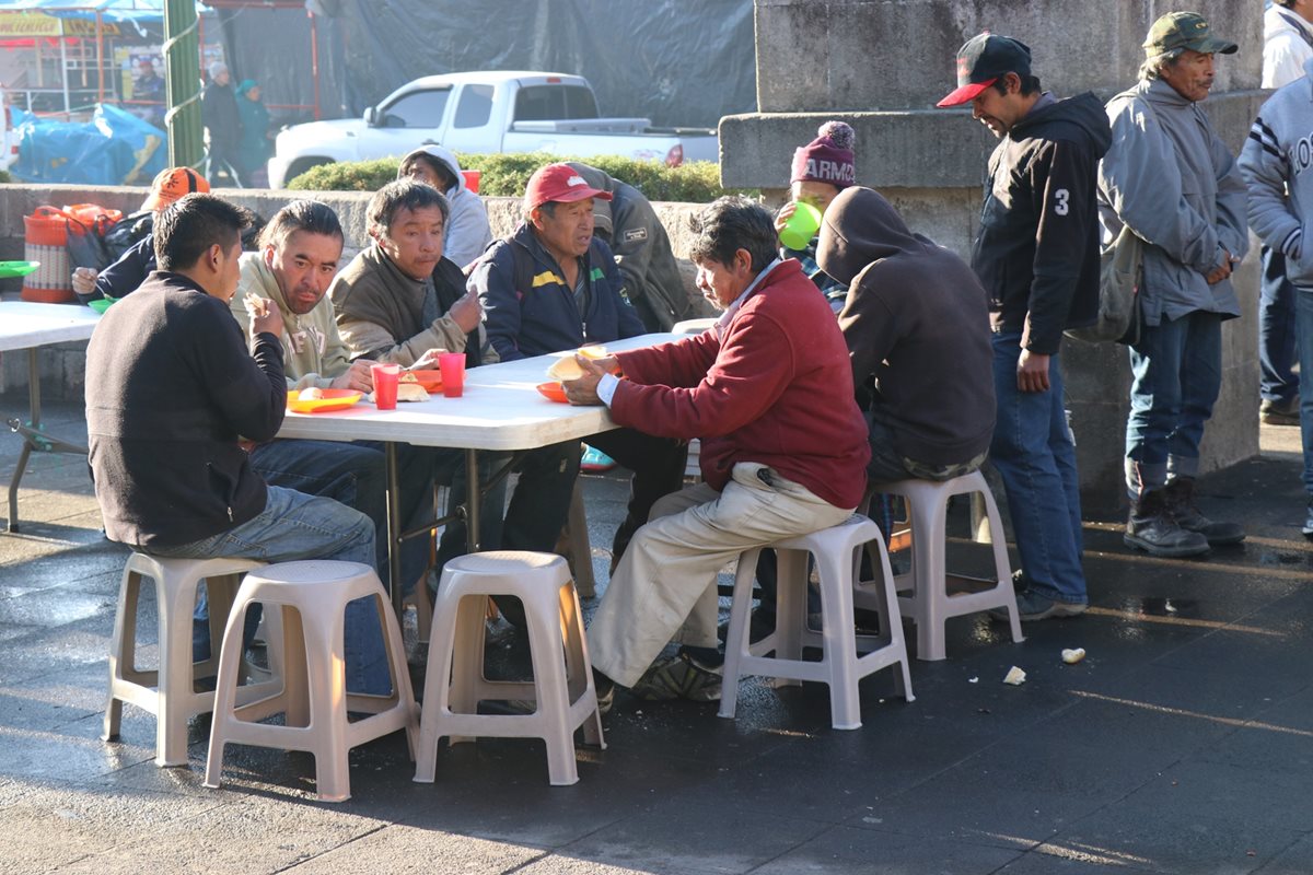 Cada sábado los voluntarios llegan temprano al parque central para dar desayuno a indigentes y personas de escasos recursos. (Foto Prensa Libre: María Longo)