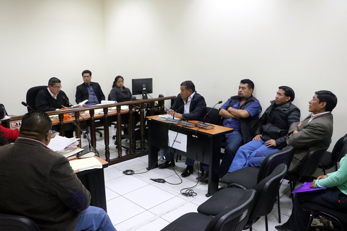 El juez Milton Estrada, del Juzgado de Primera Instancia Penal Narcoactividad y Delitos contra el Ambiente de Quetzaltenango, ordenó este jueves el sobreseimiento contra tres concejales de San Miguel Sigüilá. (Foto Prensa Libre: Carlos Ventura)