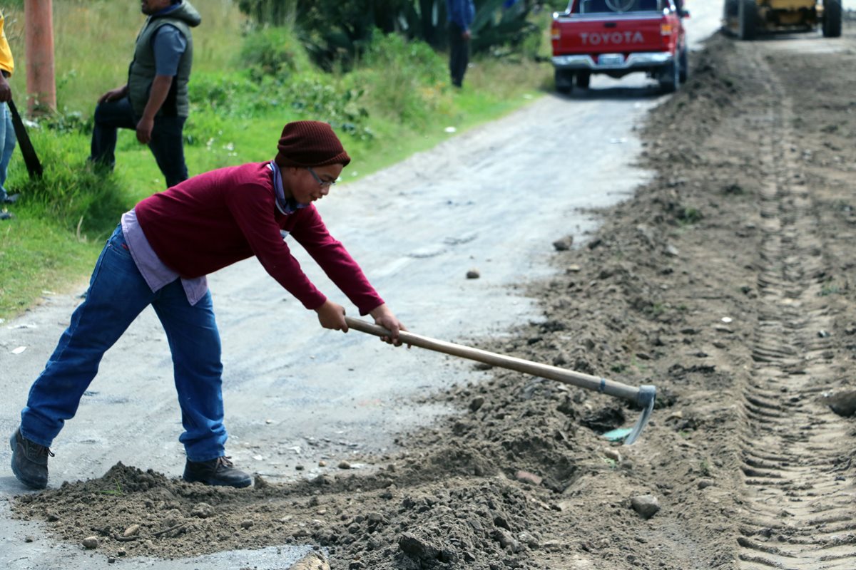 Vecinos del valle de Palajunoj, Quetzaltenango, pagan maquinaria y ponen mano de obra para mejorar tramo en mal estado. (Foto Prensa Libre Carlos Ventura)