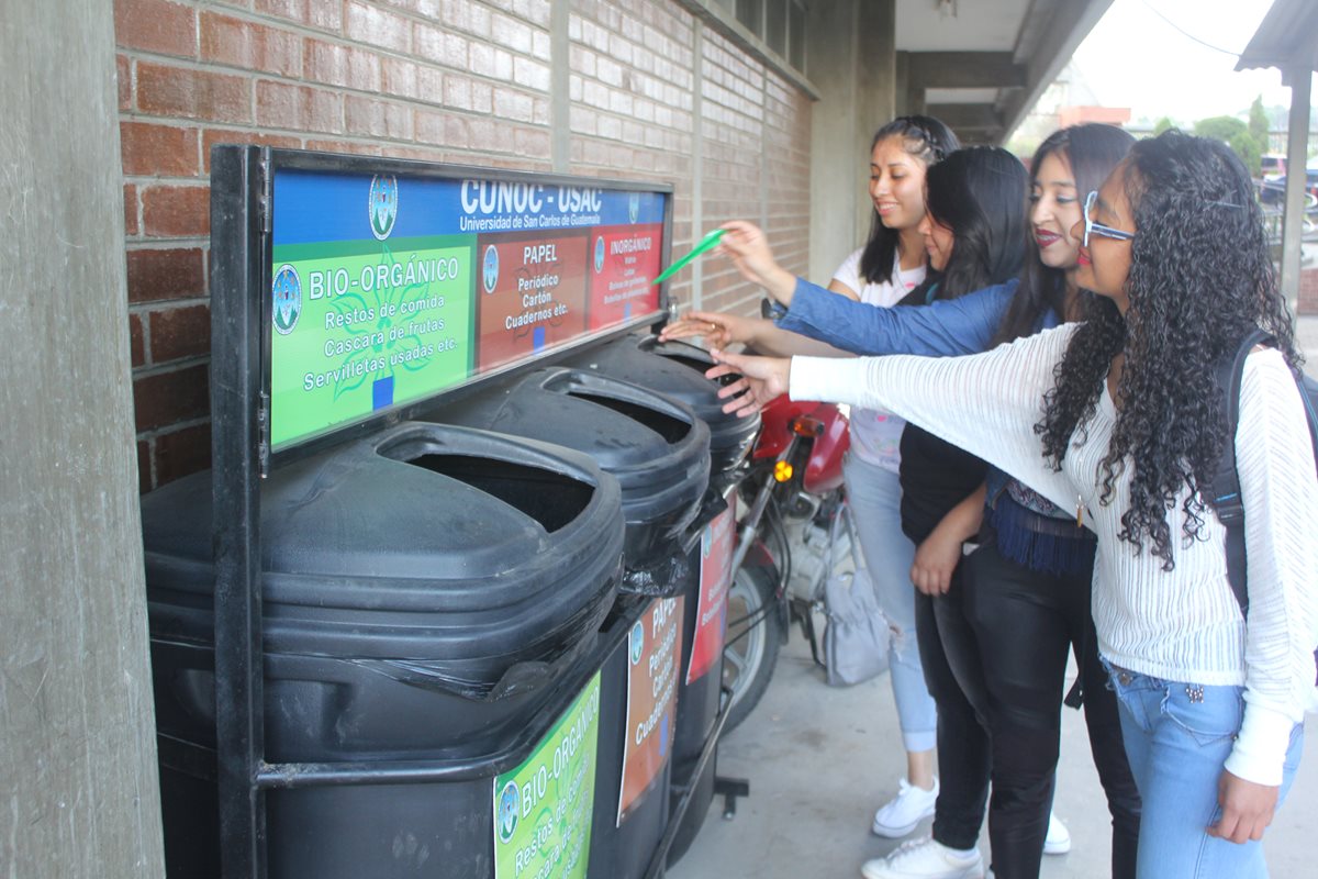 Universitarios se adaptan al proceso del manejo integral de los desechos sólidos en el Cunoc. (Foto Prensa Libre: Fred Rivera)