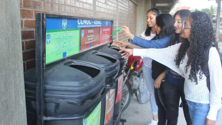 Universitarios se adaptan al proceso del manejo integral de los desechos sólidos en el Cunoc. (Foto Prensa Libre: Fred Rivera)