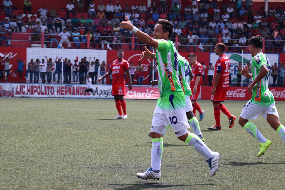 Kevin Arriola celebra después de anotar el tercer gol de Antigua en su visita a Malacateco. (Foto Prensa Libre: Raúl Juárez)