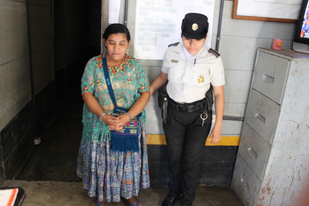 Matilde Coc Choc, de 35 años, es trasladada a la subestación de la PNC en San Luis. (Foto Prensa Libre: Walfredo Obando)