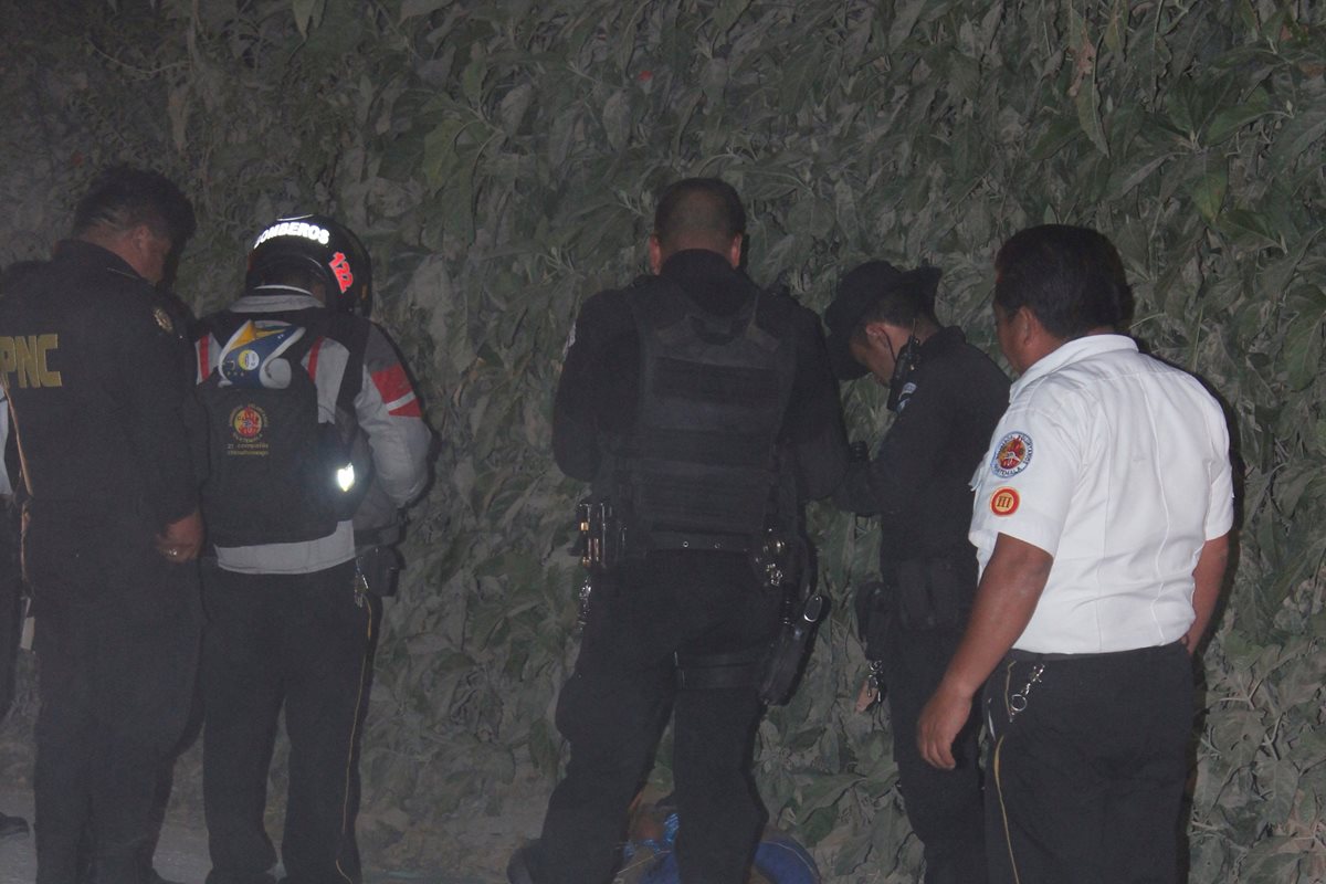 Agentes de la PNC resguarda cadáver localizado en la cabecera de Chimaltenango. (Foto Prensa Libre)