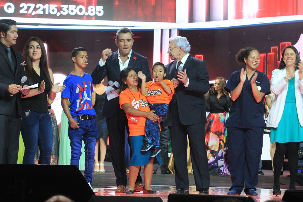 Llenos de emoción y entusiasmo, el presidente de Fundabiem y presentadores nacionales invitados presentan el primer caso de uno de los niños atendidos en los centros de rehabilitación. (Foto Prensa Libre: Estuardo Paredes)