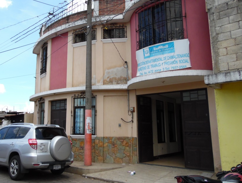 Delincuentes violentaron una de las puertas de la dirección departamental del Ministerio de Trabajo en Chimaltenango y se llevaron dos computadoras.(Foto Prensa Libre: José Rosales)