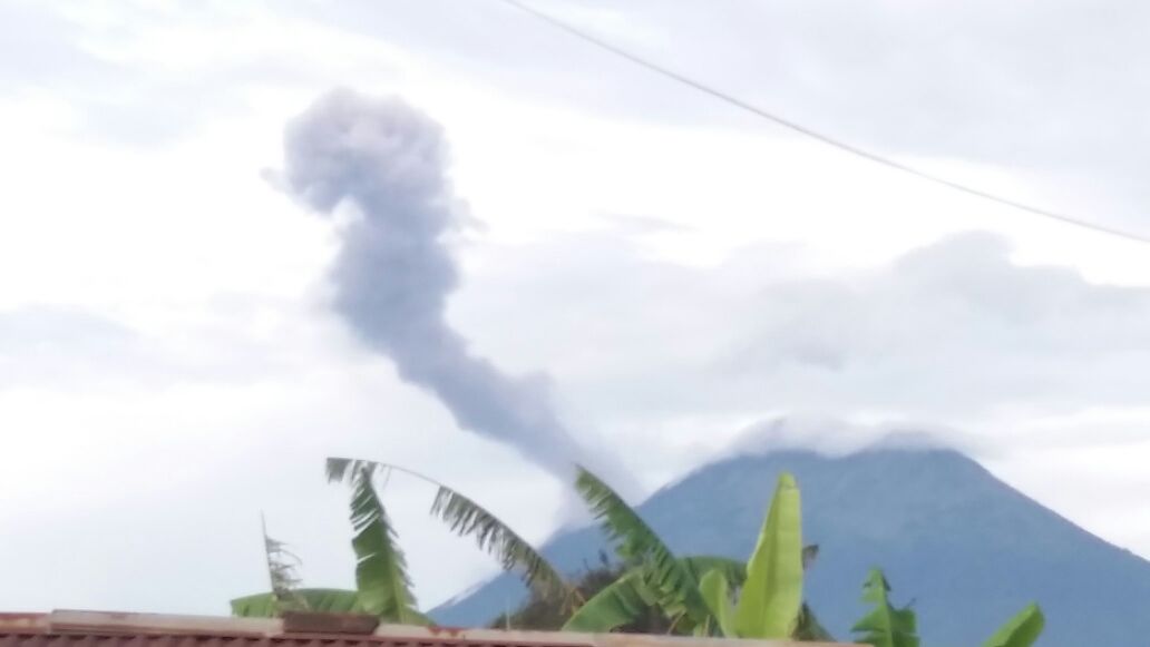 Humo generado por explosiones en el Volcán de Fuego son divisadas desde varios puntos en Chimaltenango. (Foto Prensa Libre: Víctor Chamalé)