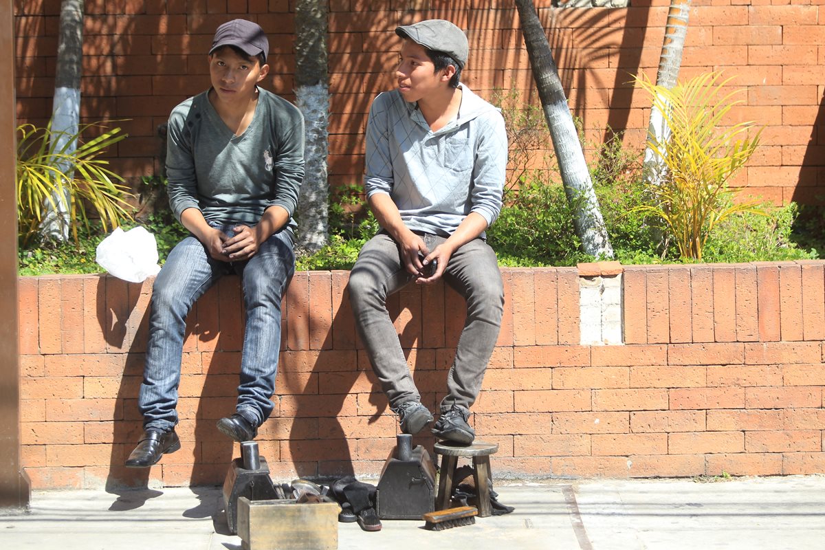 Mario de 18 años y Carlos de 17, trabajan de lustrar zapatos en las zonas 13 y 14. (Foto Prensa Libre: Esbin García)