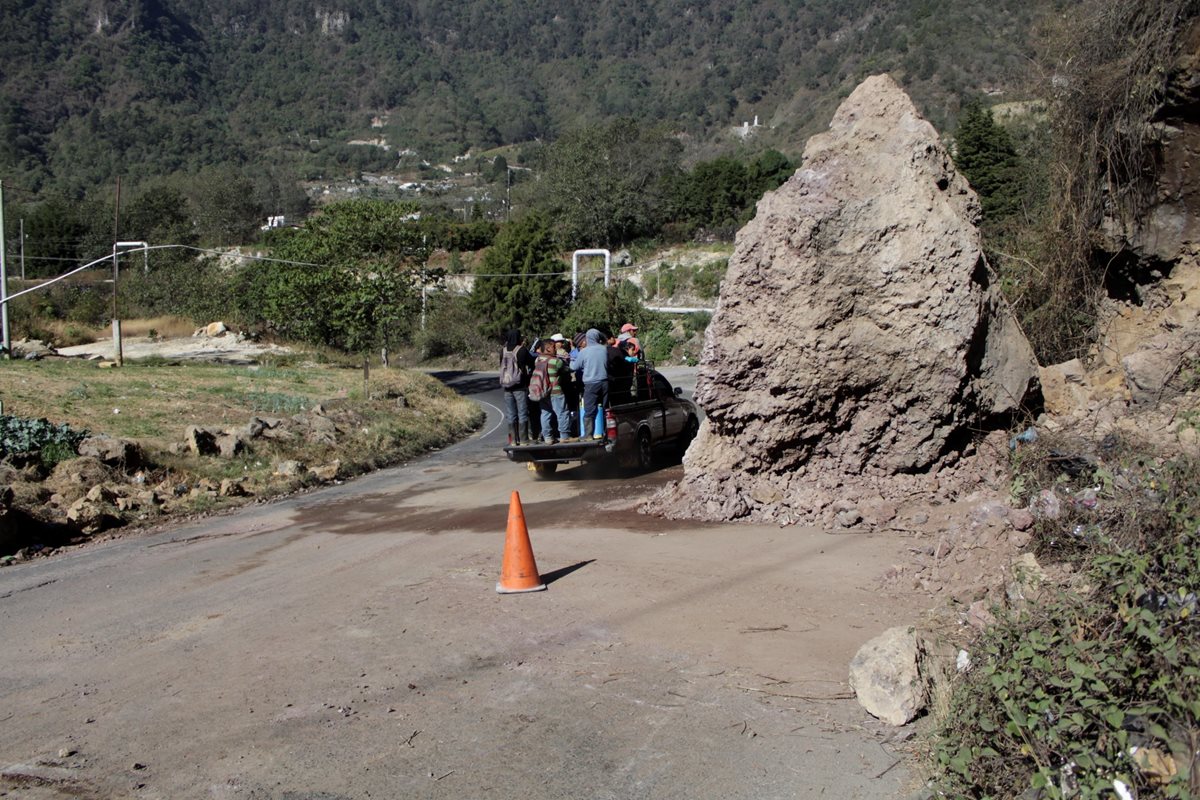 Grandes rocas obstaculizan el paso por un tramo de la carretera que conecta a Quetzaltenango con Retalhuleu. (Foto Prensa Libre: María José Longo)