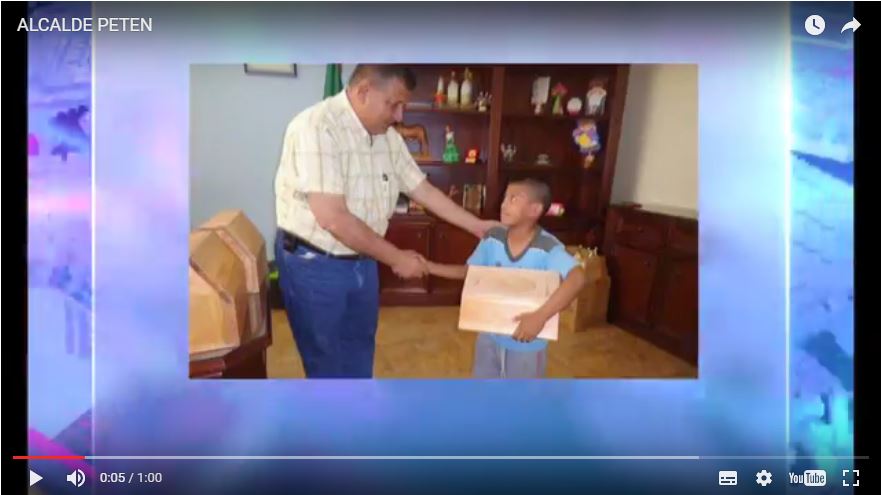 El alcalde aparece entregando una caja de lustre a un niño. (Foto Prensa Libre: Hemeroteca PL)