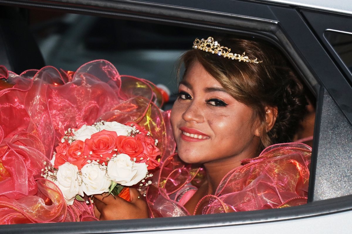 Yaquelin Vanessa Mauricio Barahona llegó a su fiesta de 15 años a bordo de su elegante vehículo, en Chiquimula. (Foto Prensa Libre: Mario Morales)