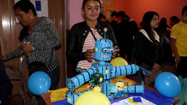 Una estudiante muestra un robot que se mueve con el impulso de motores. (Foto Prensa Libre: Mike Castillo).