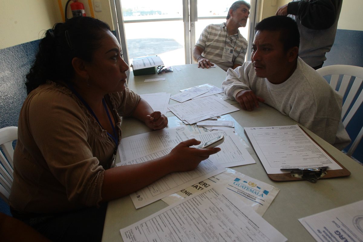 Representantes de ARG asesoran y orientan a los deportados a su regreso. (Foto Prensa Libre: Álvaro Interiano)