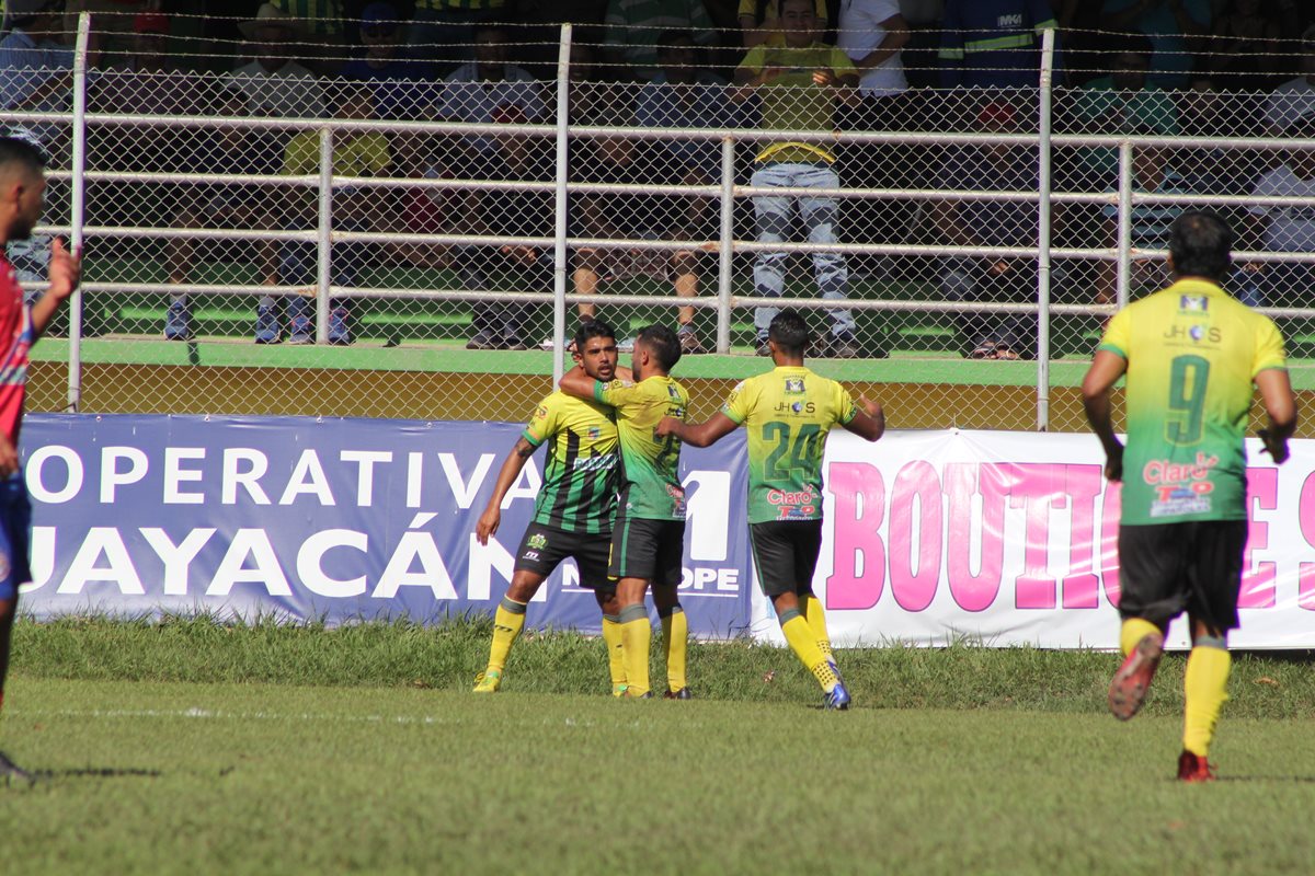 Los jugadores de Guastatoya, festejan la anotación de Odir Flores, el segundo de los locales. (Foto Prensa Libre. Hugo Oliva)