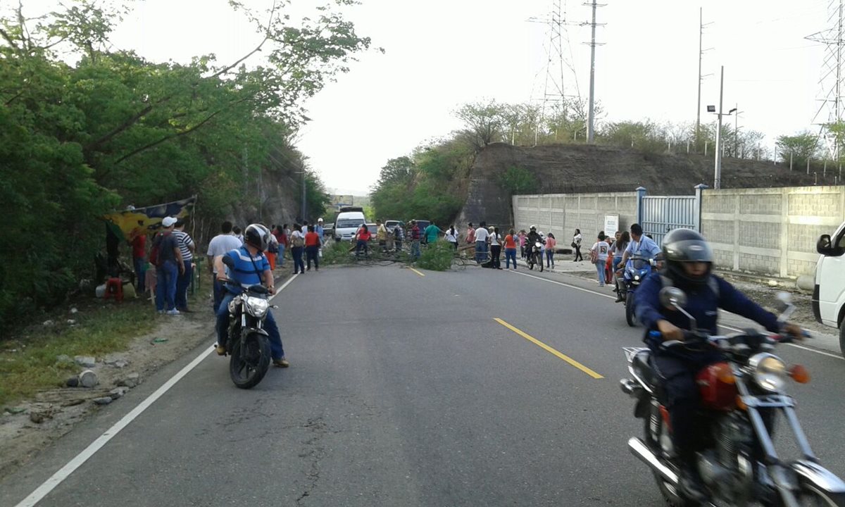 Automovilistas quedan atrapados en el km 136 de la ruta a Chiquimula, en Río Hondo, Zacapa. (Foto Prensa Libre: Víctor Gómez)