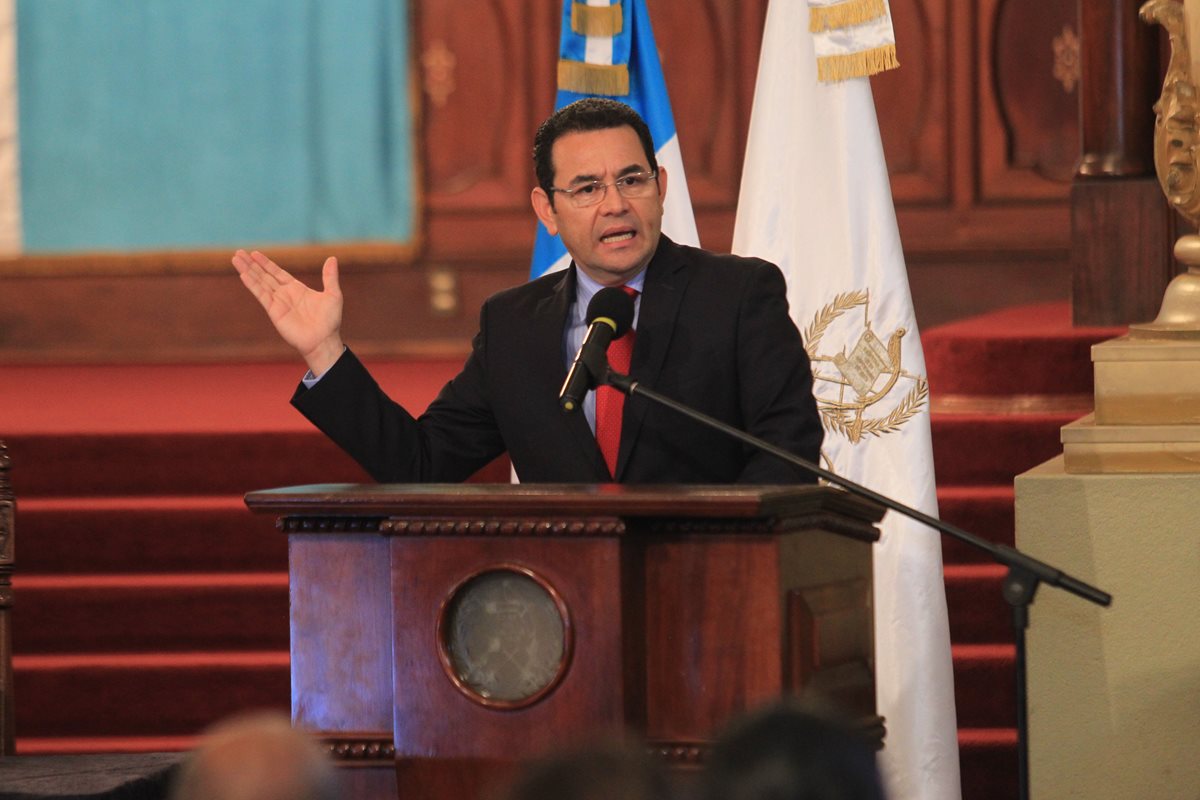 Jimmy Morales revela que "viene cosas difíciles" durante un acto en el Palacio Nacional de la Cultura. (Foto Prensa Libre: Estuardo Paredes)