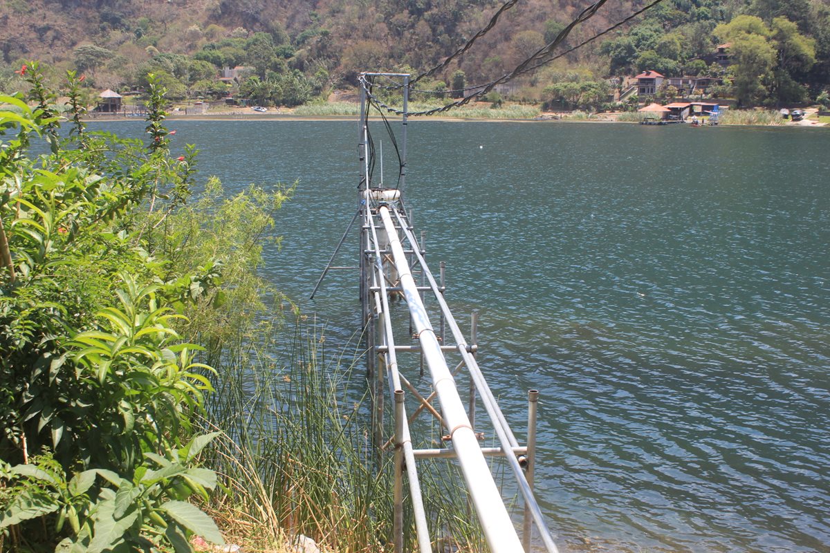 Los mecanismos para la extracción de agua se pueden observar en el Lago de Atitlán.(Foto Prensa Libre: Ángel Julajuj)