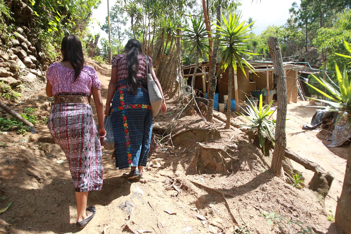 Luciana y su hija regresan a su casa, en San José Nacahuil, luego de otra fallida cita en el Hospital General. (Foto Prensa Libre: Estuardo Paredes)
