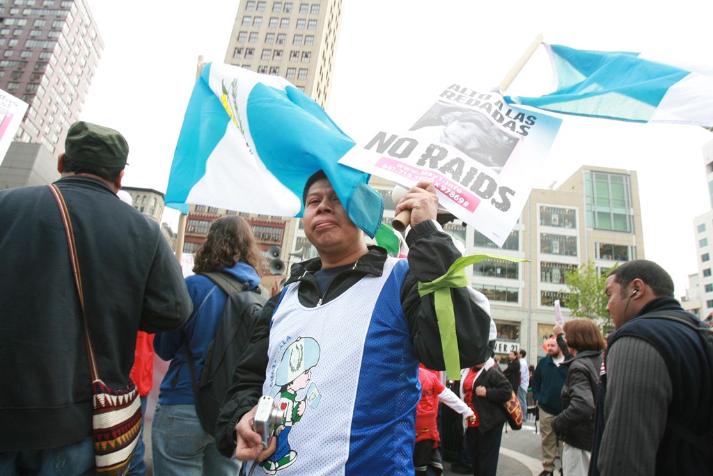 Migrantes en EE. UU. protestan en contra de alas redadas.  (Foto Prensa Libre: Hemeroteca)