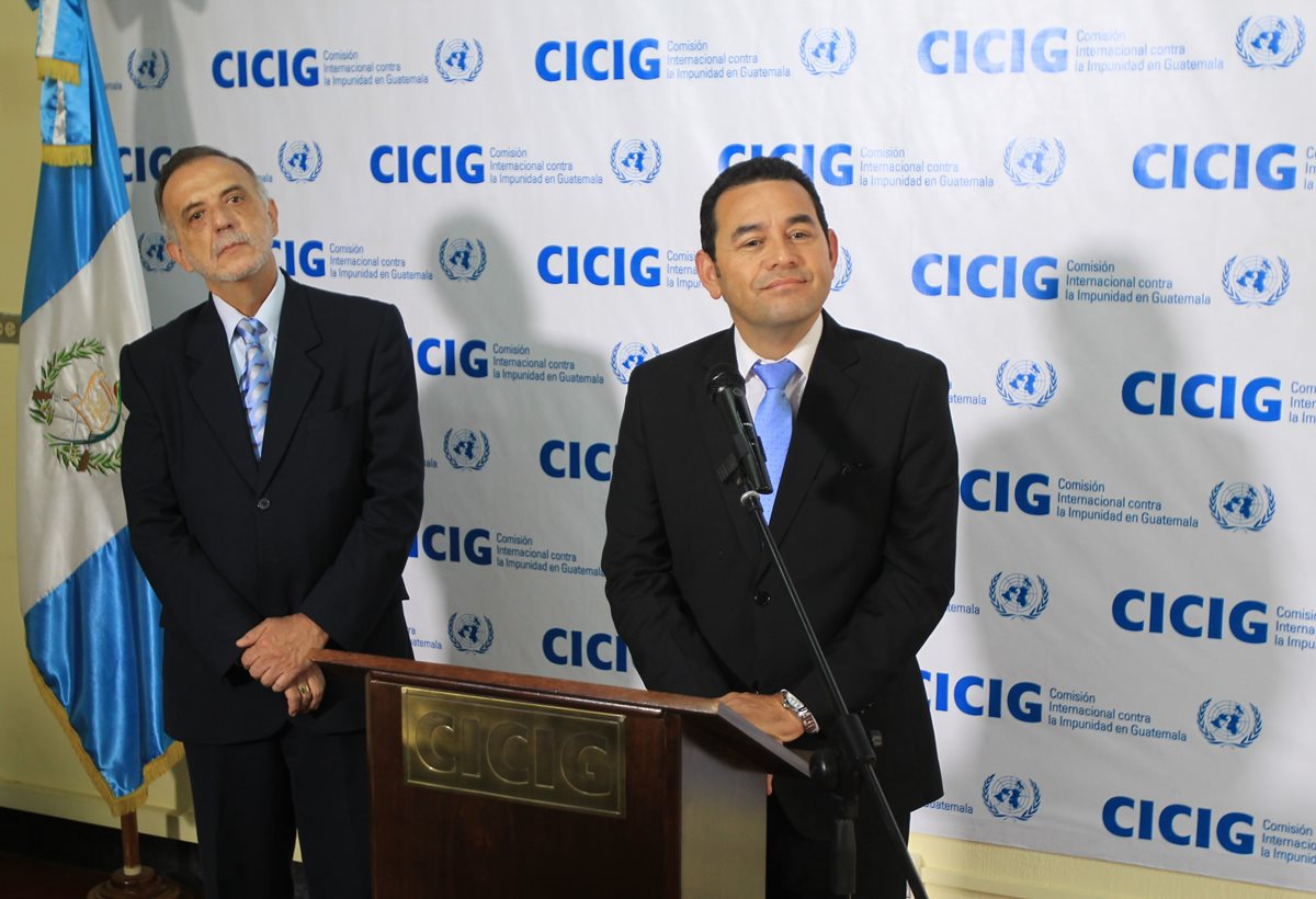 El comisionado de Cicig, Iván Velásquez, durante el apoyo recibido por parte del mandatario, Jimmy Morales, en 2015. (Foto Prensa Libre: Hemeroteca PL)