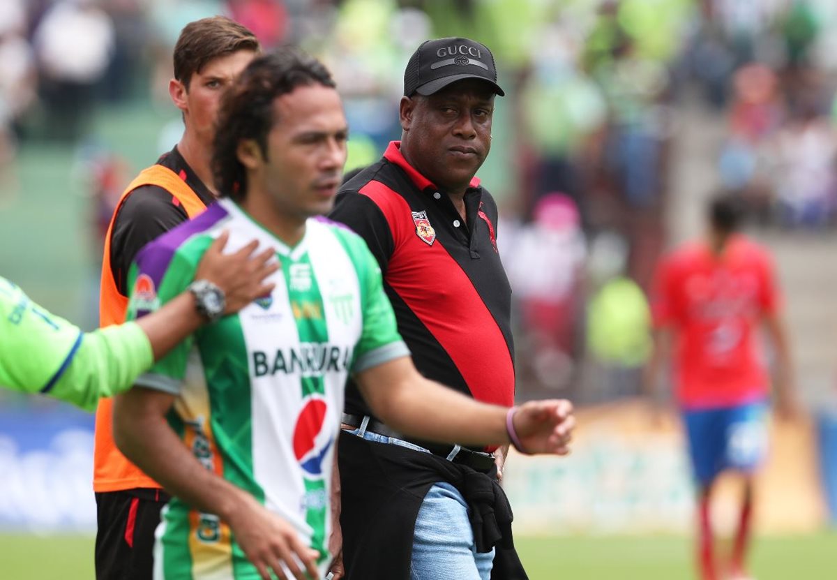 Hernán Medford, técnico de Municipal, observa al Agustin Herrera al final del juego. (Foto Prensa Libre: Francisco Sánchez).