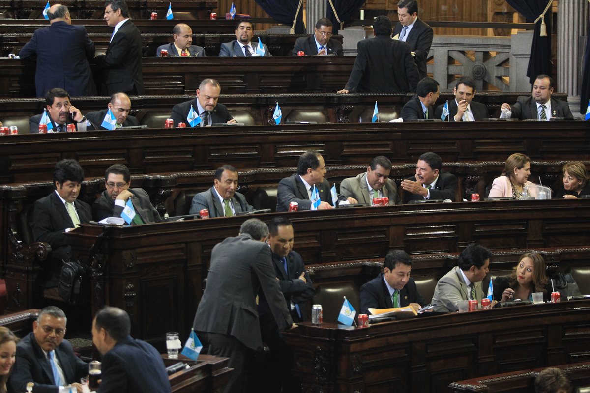 Diputados asisten a la sesión plenaria donde se discutió el código de migración. (Foto Prensa Libre: Esbin García)