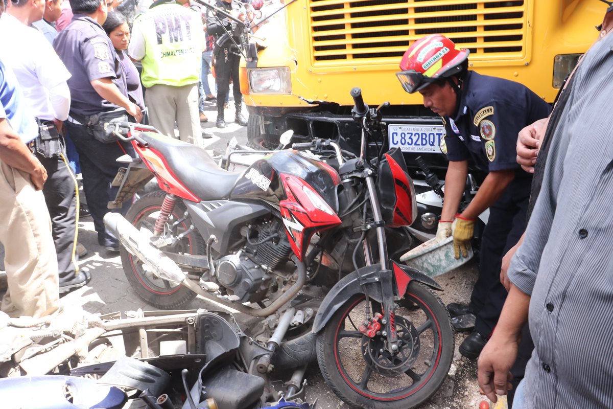 Al perder el control, el autobús chocó contra varias motocicletas. (Foto Prensa Libre: Víctor Chamalé)