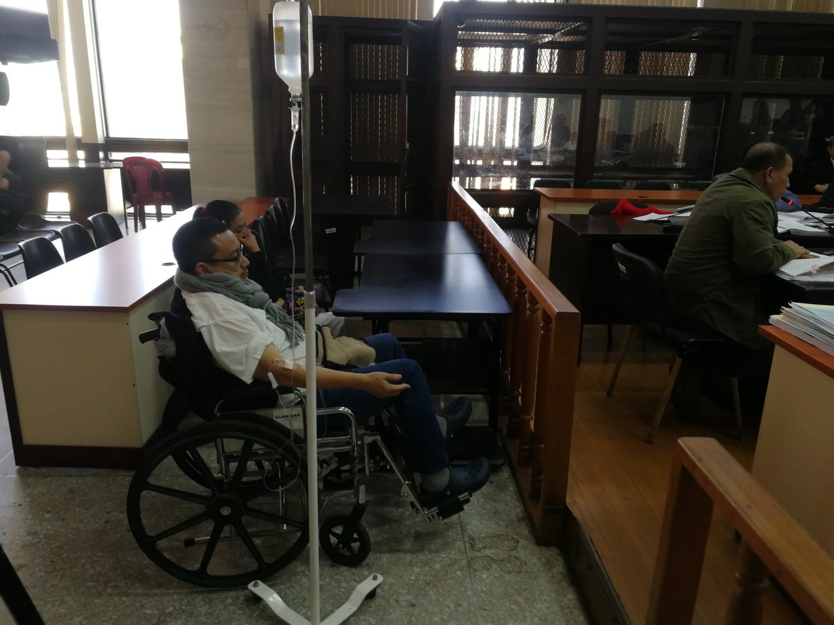 Jorge Alberto Rizzo Morán, quien fue alcalde del Puerto San José, Escuintla, compareció en silla de ruedas ante el Tribunal de Mayor Riesgo B. (Foto Prensa Libre: Kenneth Monzón)