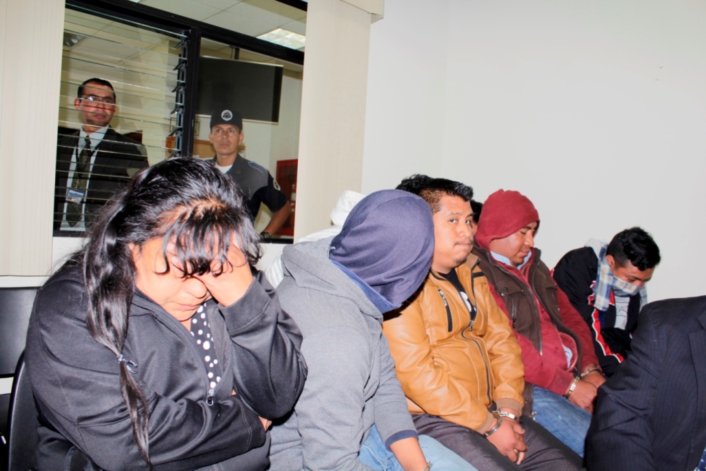 Presuntos integrantes de banda los Carteristas comparecen ante juez, en Xela, quien los dejó en libertad. (Foto Prensa Libre: María José Longo)